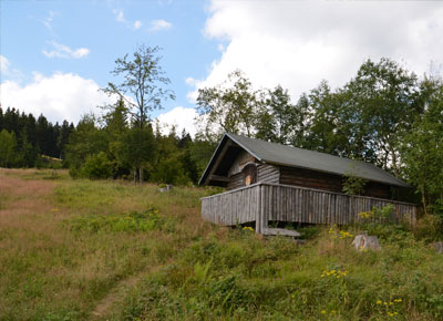 Skihütte nahe des Oderteichs im Sommer